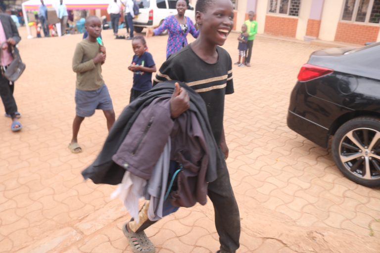 One ordinary afternoon, volunteers from Mvulana Foundation Uganda arrived. They carried more than bags of clothes they brought something far more precious: hope. Led by Eric Yiga, the team moved gently among the children, offering warm smiles and words of encouragement.